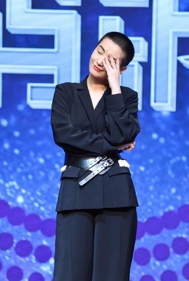 最帅女星李媛，蕾丝吊带别样风情，动作豪放，隐私部位要包包遮挡