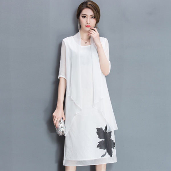 女人胆子越来越大了，短裙不穿安全裤，却从不怕走光!美丽又性感