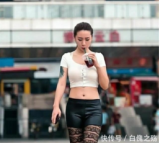 美女：打底裤让女性看起来更有气质，非常迎和美女对时尚的追求