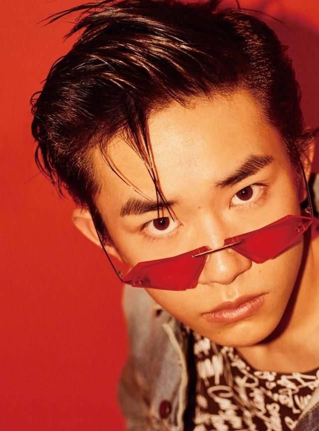 人气男星拍摄时尚封面，蔡徐坤暗黑妖孽，蒋劲夫寸头造型圈粉