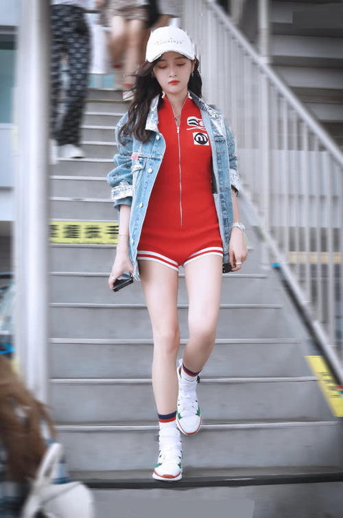 还以为吴宣仪穿了连体泳衣，太短坐下更是尴尬，都不好意思看了！