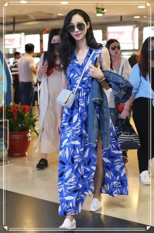 韩雪太强了！一条印花裙也能凹出性感范，网友：快教教王鸥吧！