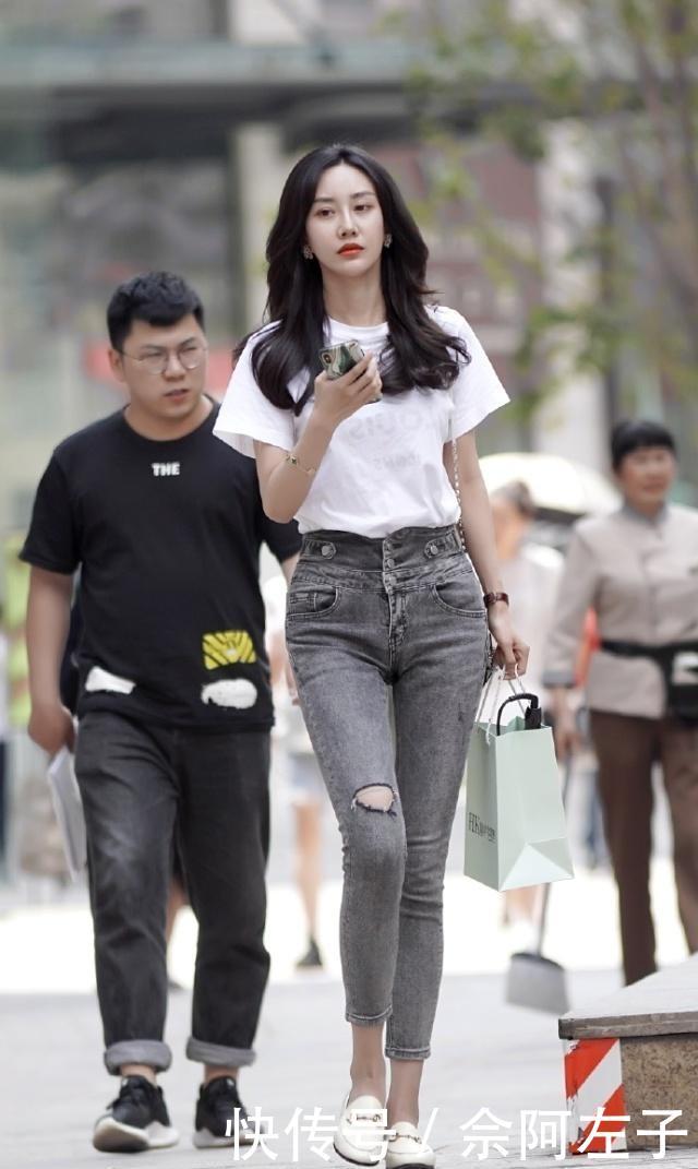 「气质」路人街拍,美女性感又成熟,搭配灰色的高腰牛仔裤,气质又唯美