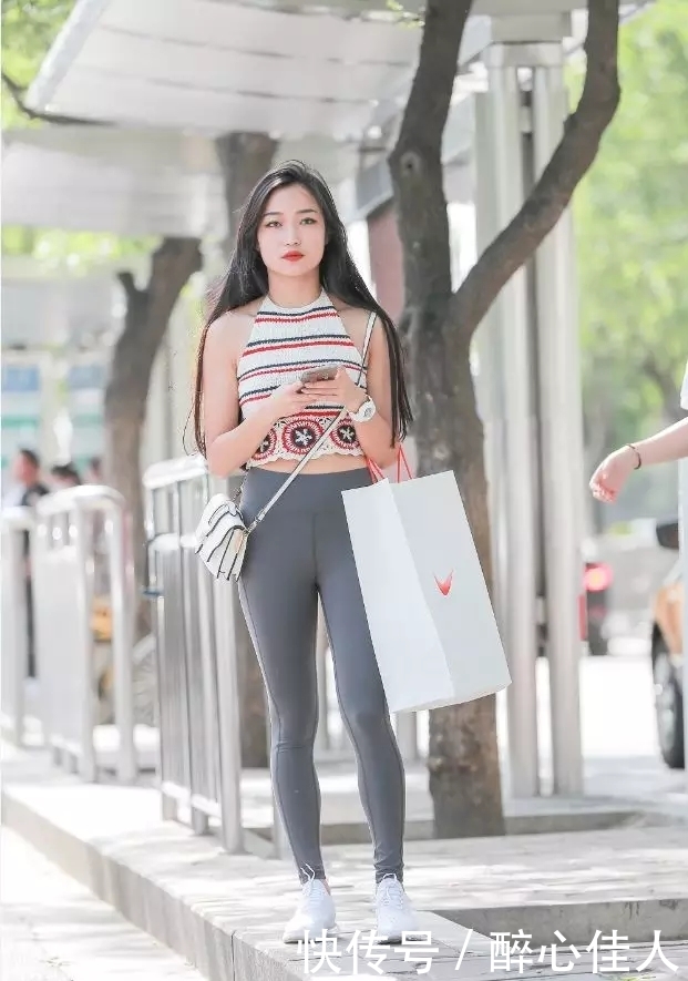 身材丰腴,穿紧身裤的性感美女,尽显迷人背影