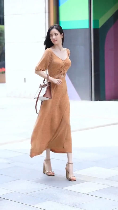 『 气质』穿出女神气质，美出新高度，小姐姐的“土橘色”长裙
