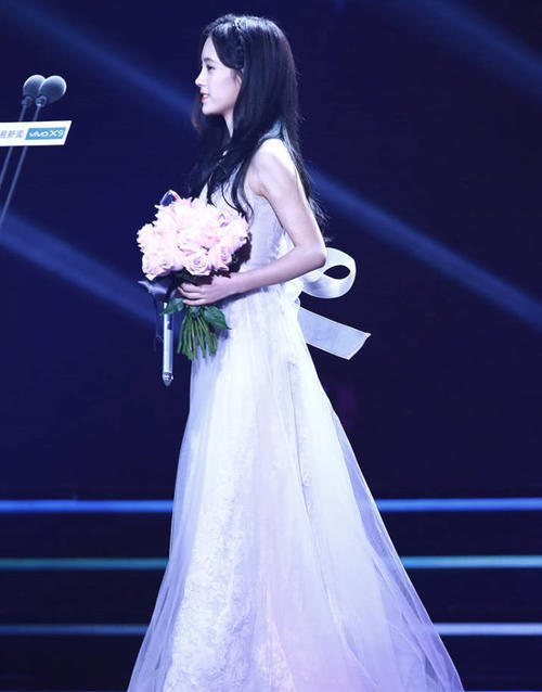 她顶着错误名号意外走红，黑料不断却发展很好，气质清纯穿搭时尚