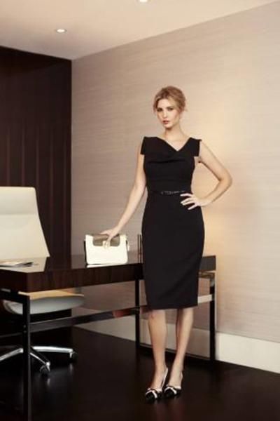 37岁伊万卡:无袖上衣显身材，图4下楼梯自带气场!