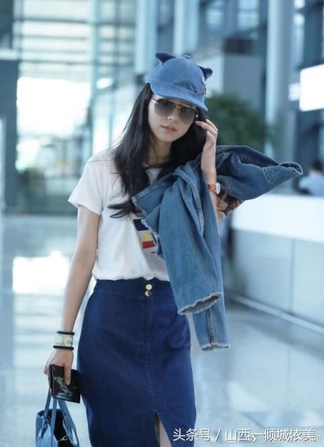 韩雪厉害了，这么紧的裙子怎么穿进去的，难怪下面要开分叉!