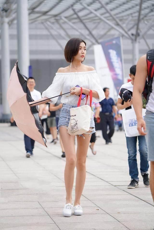 街拍：小姐姐穿着打扮让人心情大好，非常的有女人味。