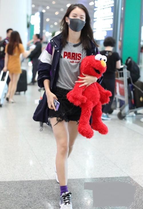 金晨素颜亮相，眼睛一笑都弯成桥了，但腿怎么看起来又肿又短？