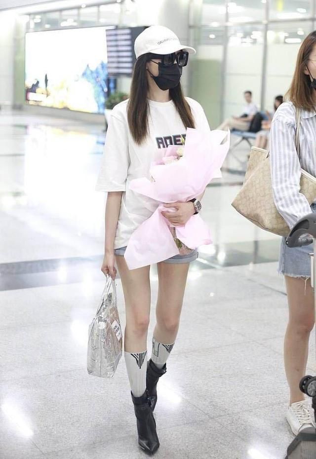 一双鞋如何轻松毁掉全身，看张天爱就知道了，网友：不敢往下看