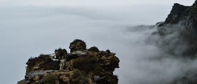 中国这寺庙建在云端，随便一伸就能碰到白云，网友说：太危险了