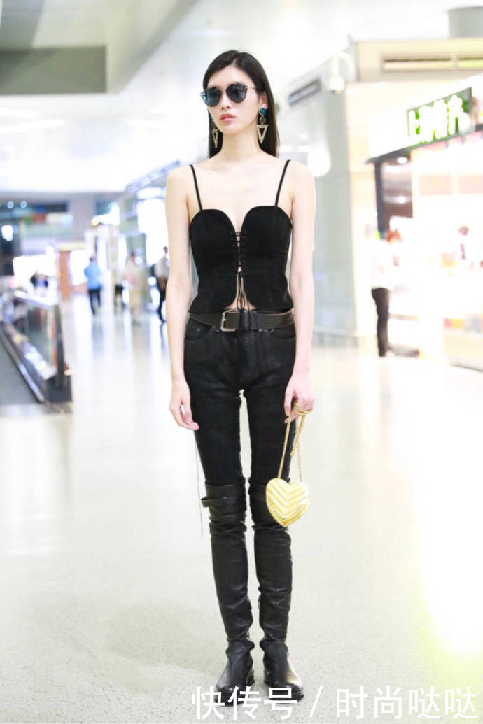 奚梦瑶穿超短裤现身，气质清新似少女，脚下鞋带掉了也不管！