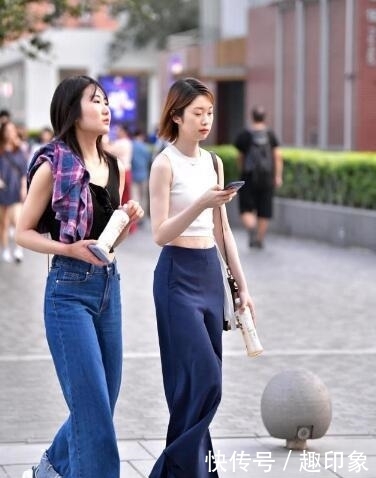 【 表情】入秋这样穿如何?一见倾心表情多,街拍美图