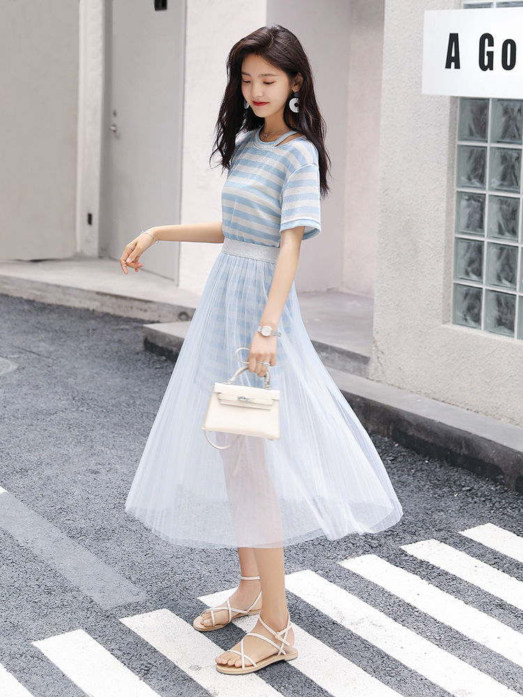 49岁老婆上班这样穿，高雅冷淡裙+高跟鞋，高挑减龄，真好看