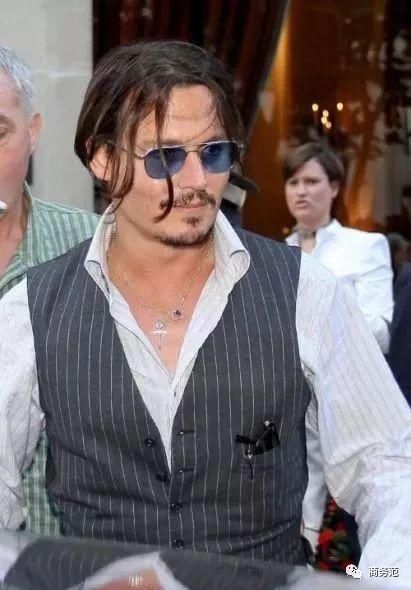 英格兰没进决赛，但主帅的马甲却成了网红