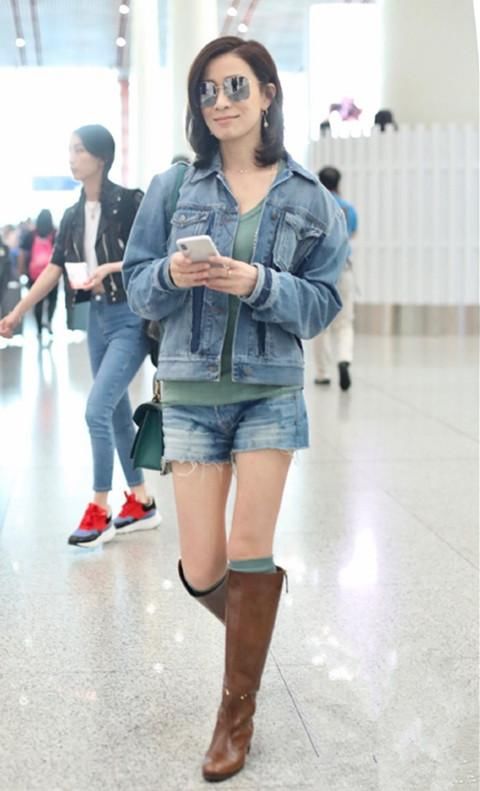 佘诗曼终于栽了！短裤配长筒靴就算了，还套个长筒袜是几个意思？