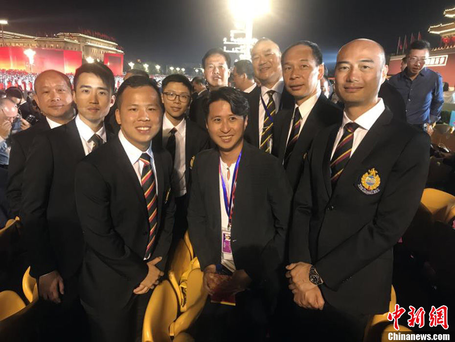  「sir」刘sir和同事“打卡”观礼现场