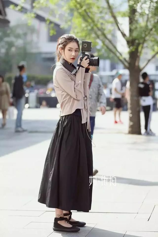 成都街拍，小黑裙这么穿最时髦！