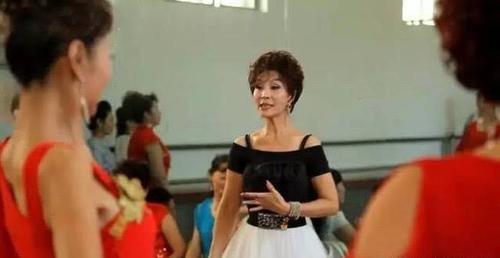 她比鲁豫还夸张，为了美31年不吃晚饭，患癌进手术室还要化妆