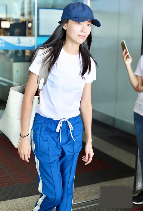 38岁董洁穿运动裤装少女，踩了一双“易拉罐鞋”，还会发亮！