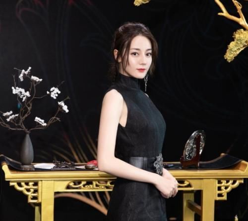 「 迪丽」当她穿上后，比例实在太抢镜了，终于明白迪丽热巴为啥不穿旗袍了