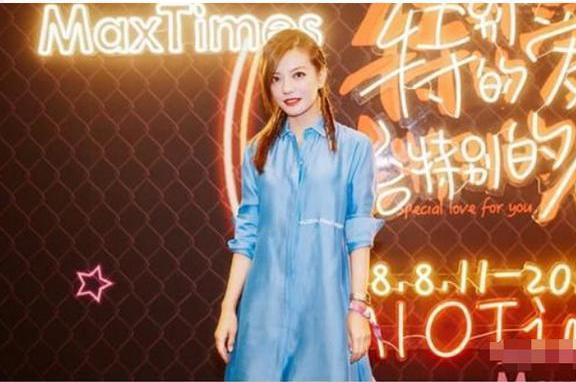 赵薇为了美, 剪掉一半裙摆来秀腿, 网友: 真想把另一半也给剪掉