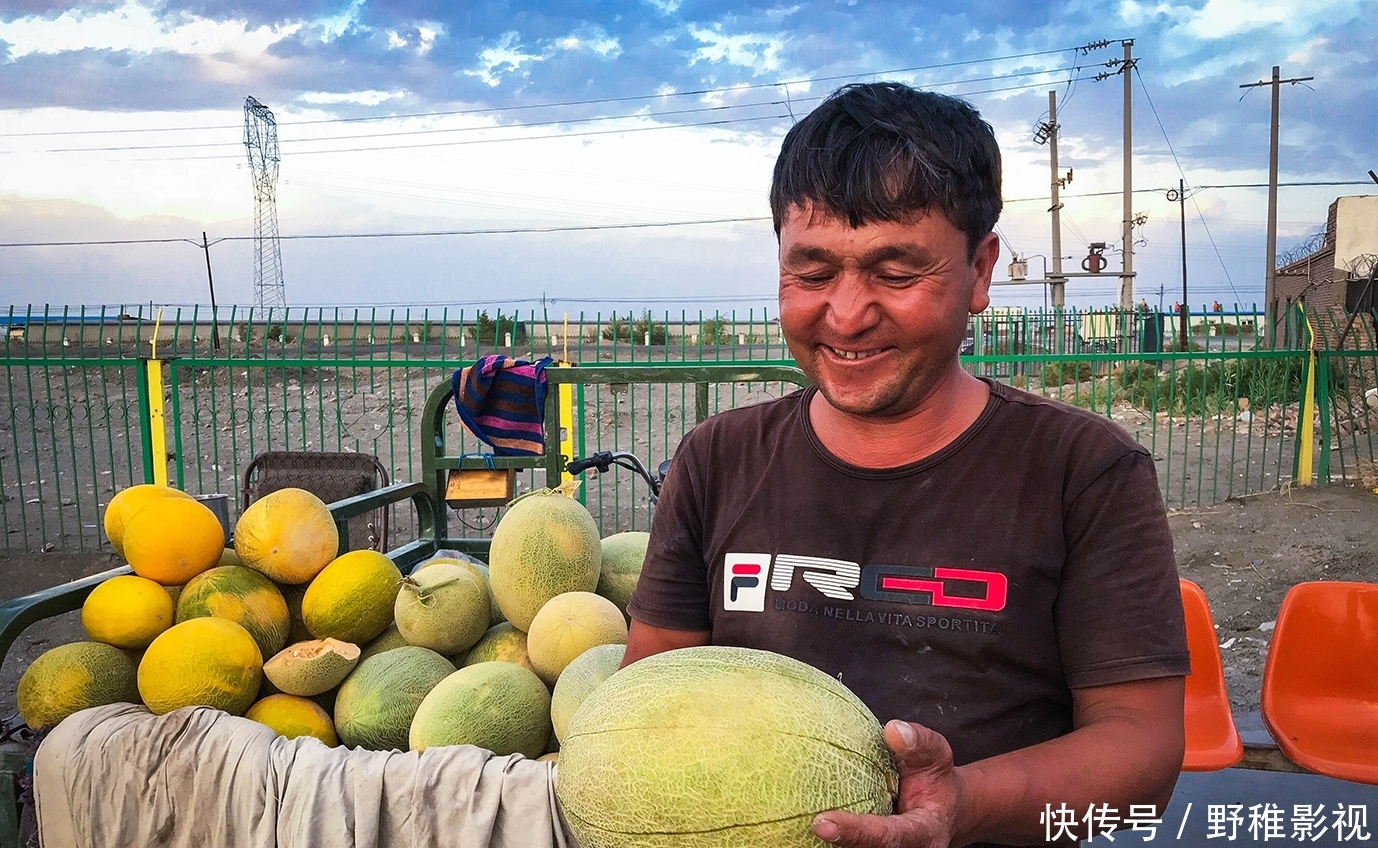 新疆大哥路边卖哈密瓜，1.5元一斤，吃完手上一层黏糊糊的东西