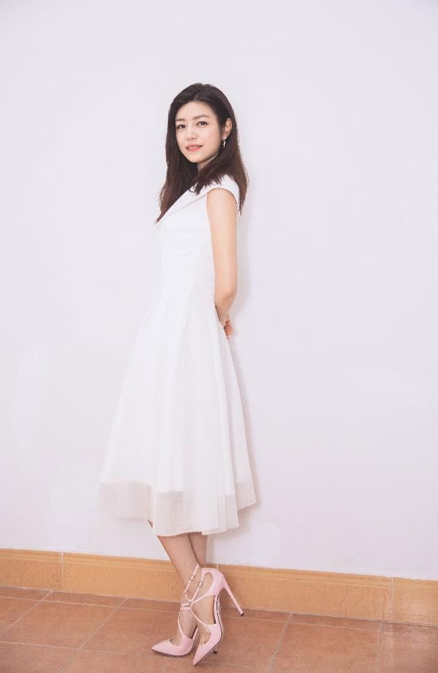 陈妍希一袭白裙亮相,优雅又甜美,这才是那个清纯的“沈佳宜”!