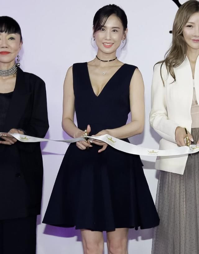 有钱人的时尚我们普通人真看不懂,黄圣依穿全身“起球”的裙子!