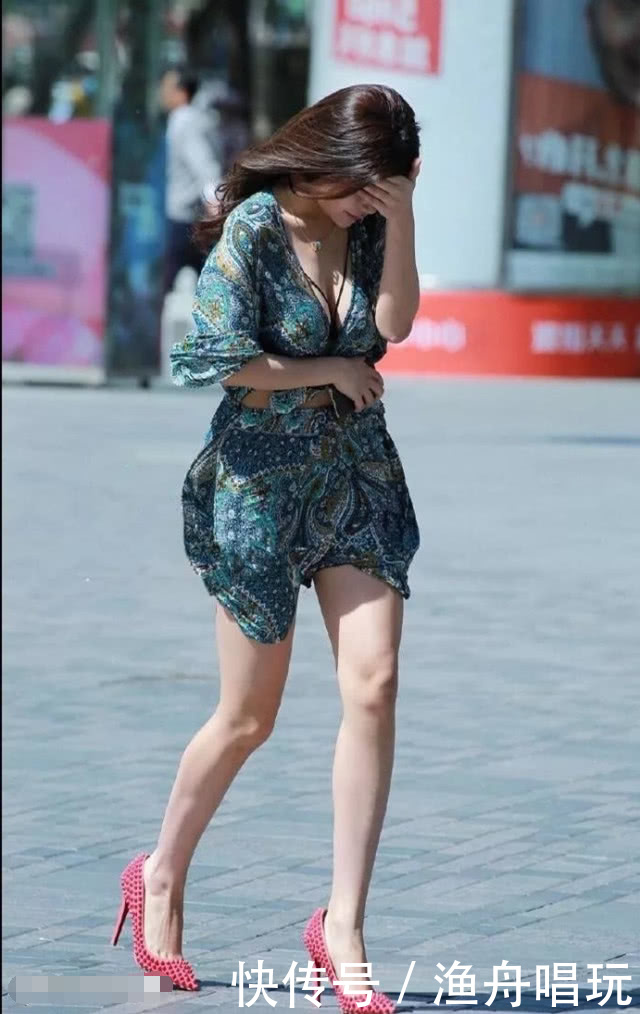 小姐姐深V上衣展露白皙的曲线，千娇百媚的姿态美到没朋友