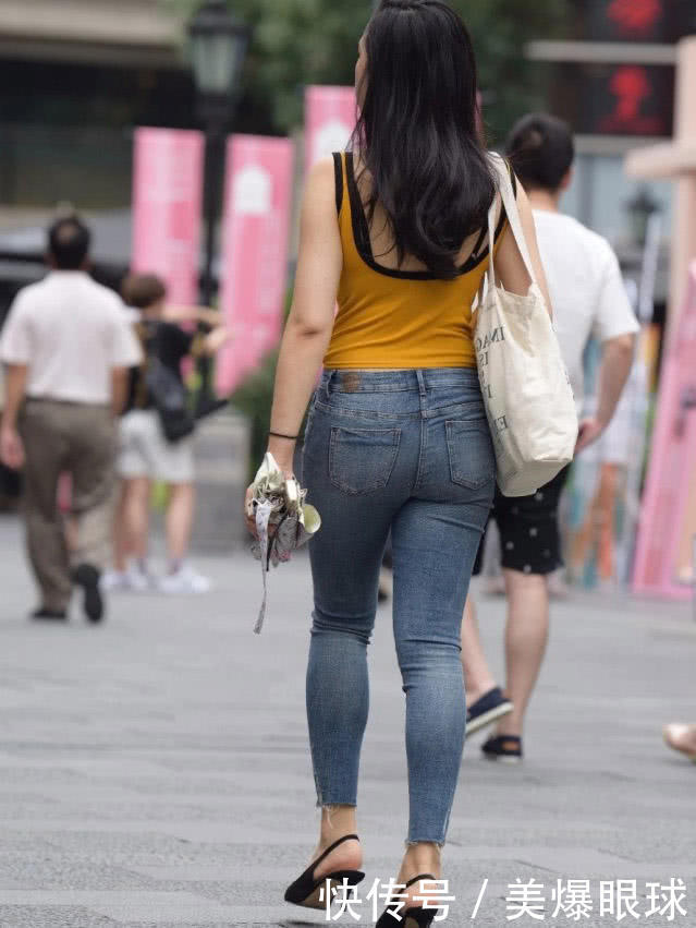 紧身牛仔裤就像美女们的有情人，让人眷恋，形影相随