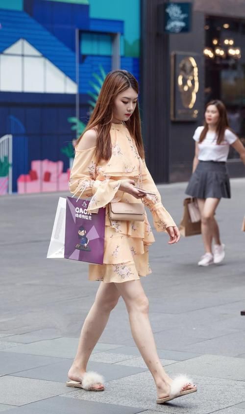  「浪漫」路人街拍，美女看着很霸气，穿淡红色的连衣裙，轻盈浪漫！