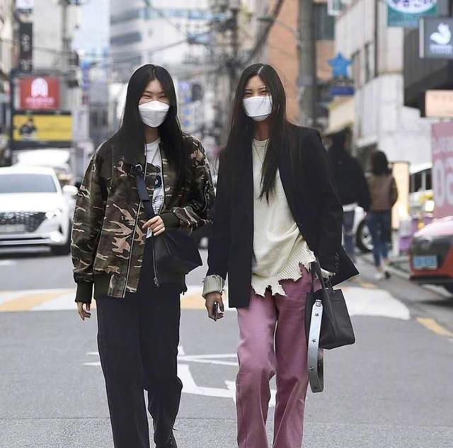  #漂亮#路人街拍:小姐姐长得漂亮又时髦,好衣品造就好气质!