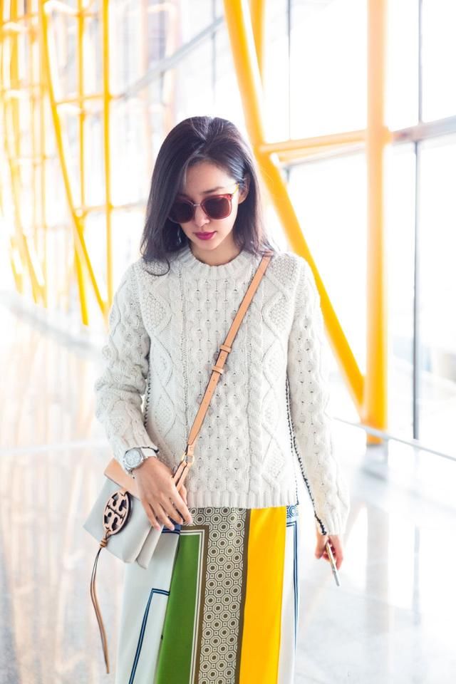 李冰冰黄绿半身开叉裙穿出少女风，网友:真敢穿，瞬间减龄20岁!