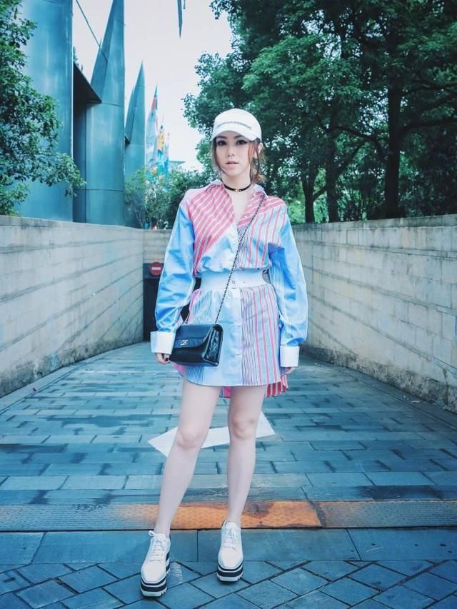 要说自个没范儿？没事儿，主动学她凹造型，美的就是咱！