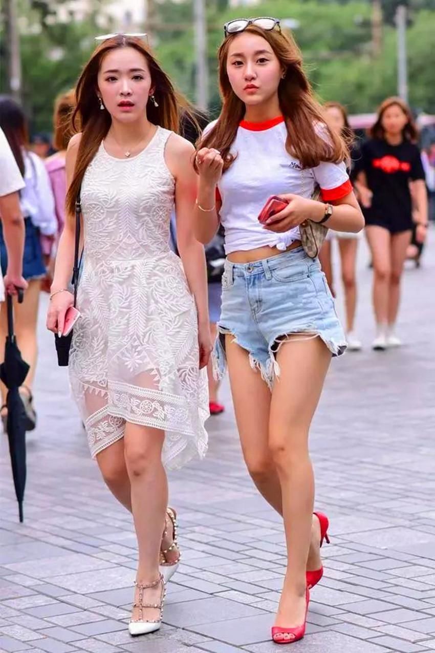 街拍:图1墨镜美女，穿短裙秀长腿，图4时尚美女，穿牛仔阔腿裤