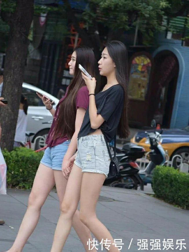 身材高挑的姐妹花街头闲逛，小热裤显逆天大长腿，性感迷人