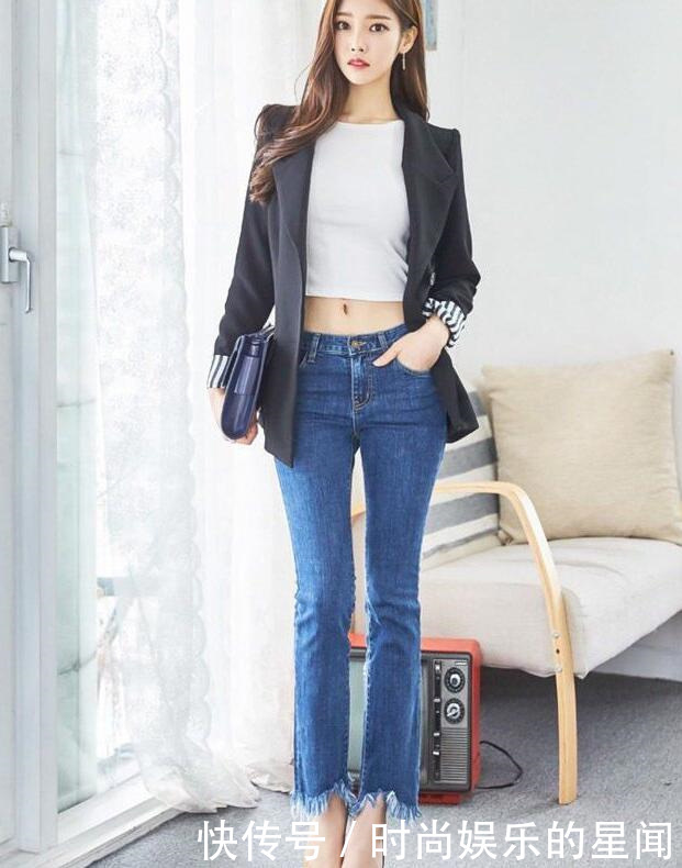 路人街拍：身材曼妙的牛仔裤小姐姐，秀出纤细小蛮腰