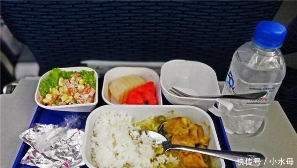 飞机上要第二份餐食的乘客，在空姐眼中是怎样的？一开始还不相信