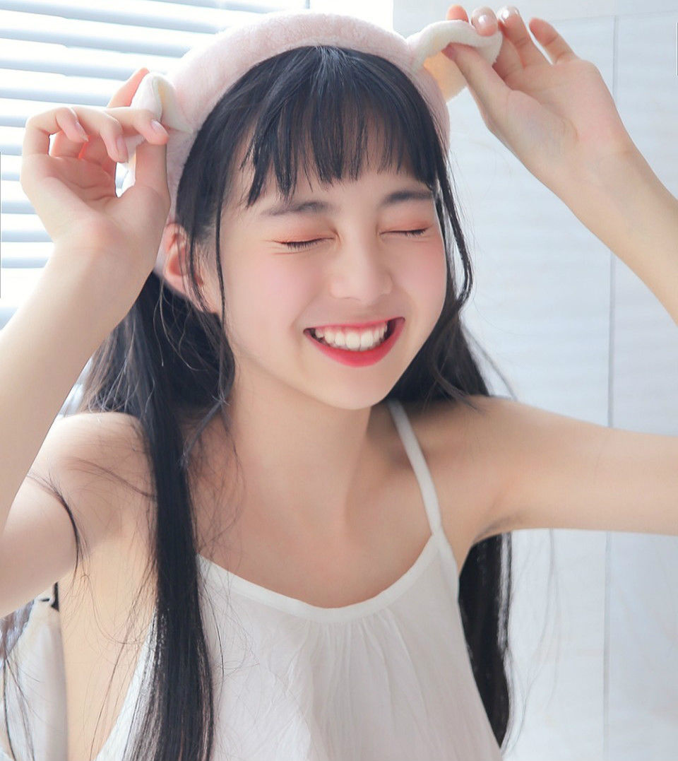 美女性感吊带清凉装扮 宅男看得火热