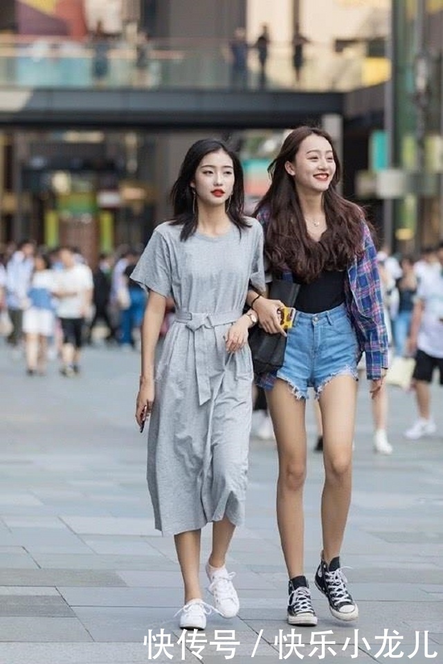 『清爽』街拍:小姐姐清爽利落,穿一袭时髦的改良旗袍装,十分迷人