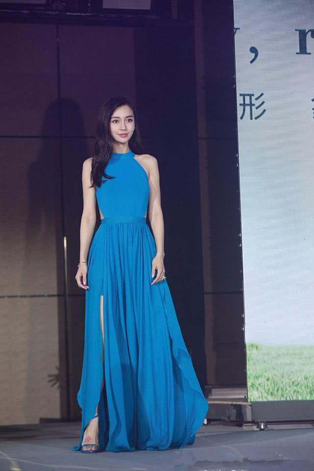 杨颖身穿一身蓝色长裙亮相，身材展现的淋漓尽致!