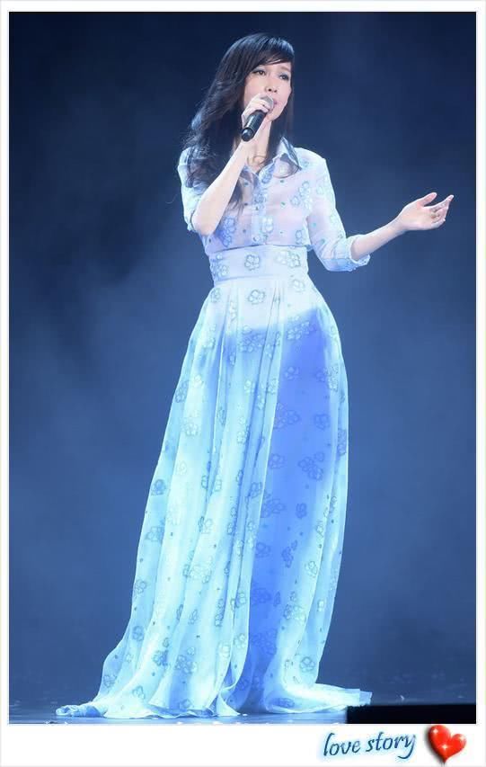 周慧敏终究是老了！小粉裙这么嫩的单品也掩盖不住美人迟暮的气息