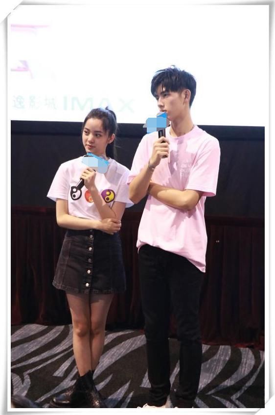 关晓彤和欧阳娜娜同穿短裙，网友：筷子腿还是擎天柱一目了然！