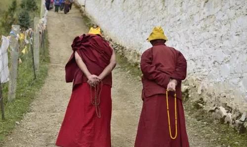 这里是仓央嘉措情诗中的理塘，又因中国最美草原成为游客必去之地