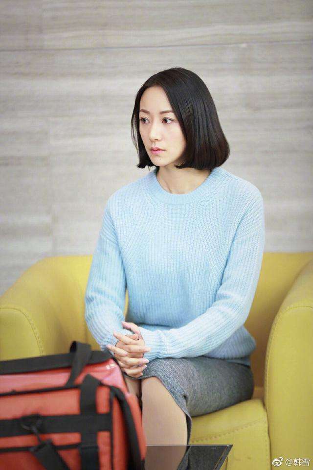 鞠婧祎真厉害! 穿的牛仔短裤好多绳子捆绑 网友: 勒得不疼吗?