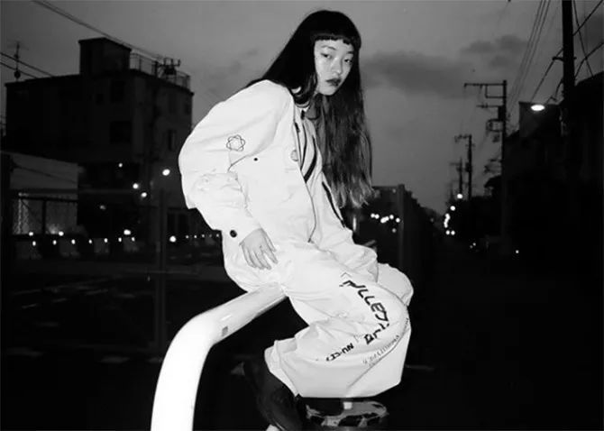  『设计师』这个抽烟、喝酒、戴头套的品牌，竟是「酷女孩」的最爱？