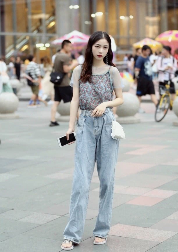 #拼命#妹子身材太好了吧,我们拼命都挤不进的裙子,她穿全是皱纹!