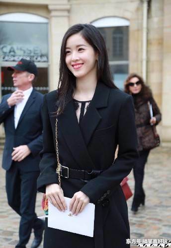 章泽天太会穿了，一身西装穿成了刘亦菲，网友：真羡慕刘强东